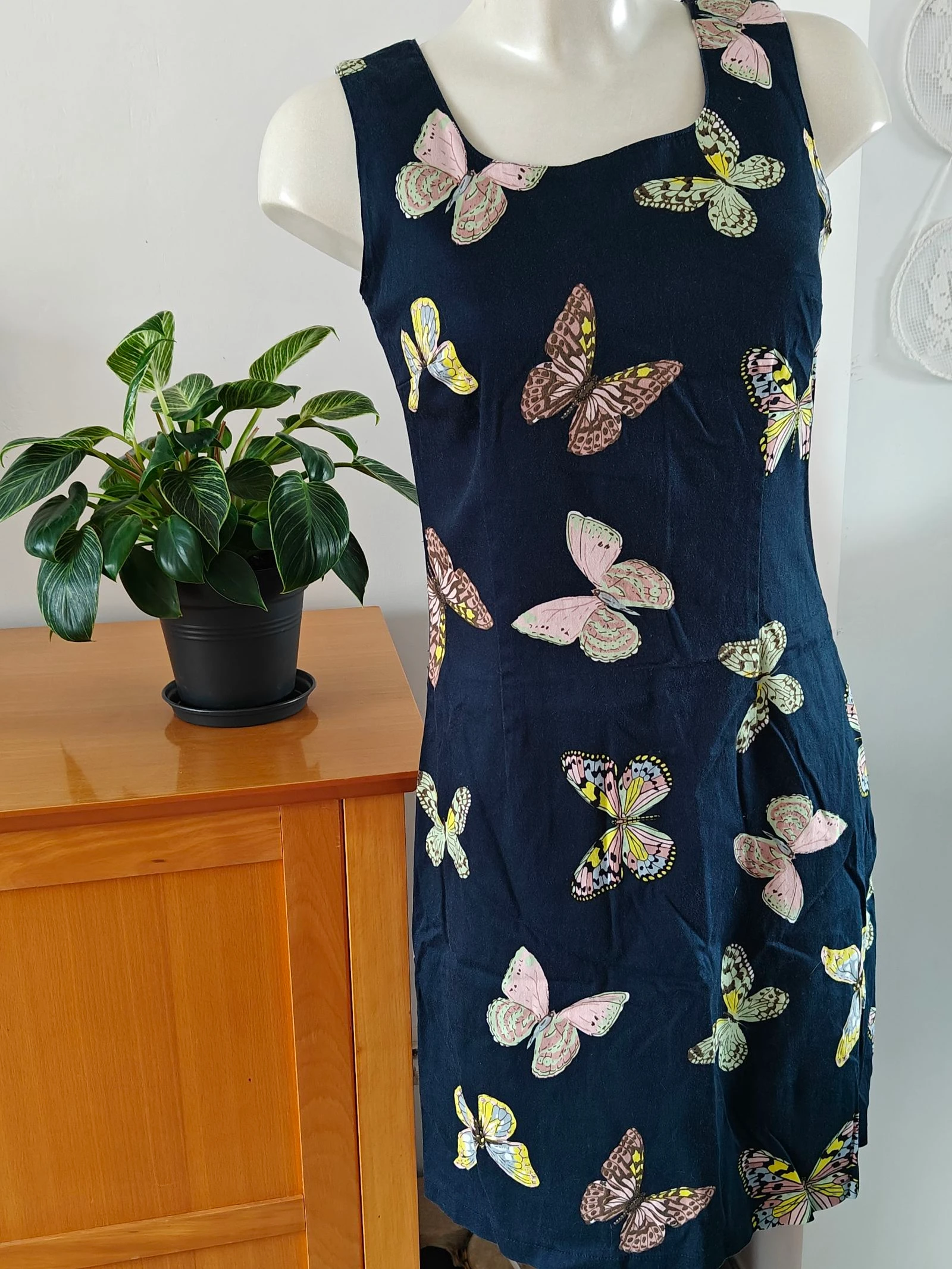 Prachtige donkerblauwe Dotts jurk met kleurrijke vlinderprint